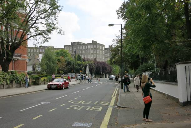 vue de beatles abbey road de londres - titre dalbum photos et images de collection