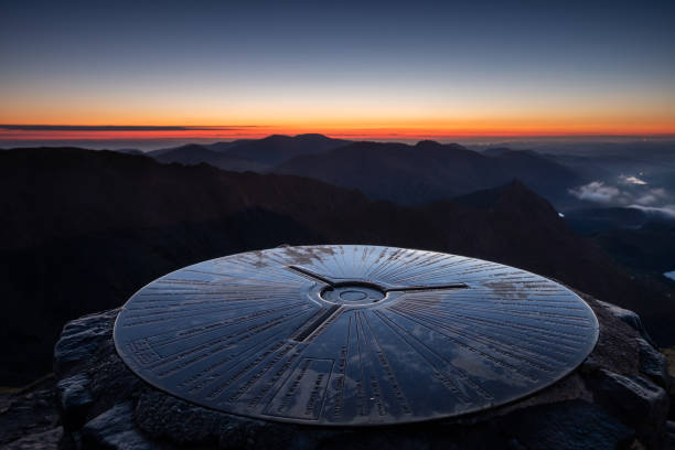 amanecer de snowdon - wales snowdonia snowdonia national park mountain fotografías e imágenes de stock