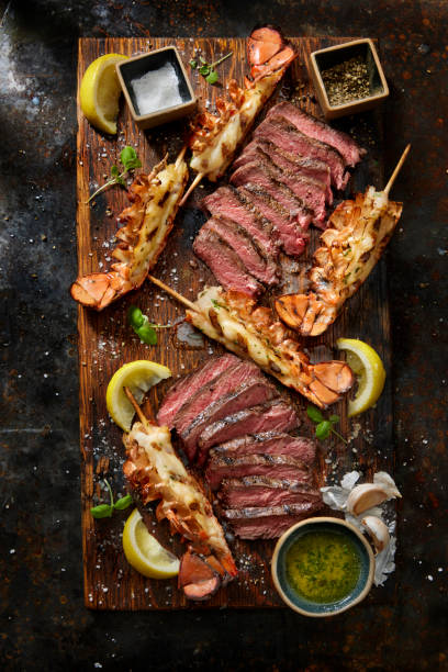 top sirloin bbq steaks mit spieß-hummer-schwänzen - steak lobster sirloin steak meat stock-fotos und bilder