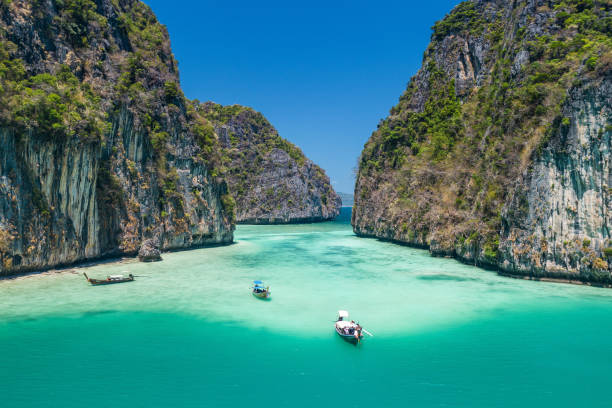 paisagem da lagoa pileh na ilha phi phi leh, lugar famoso snorkel, mar de andaman, krabi, phuket, viagem em seu sonho tailândia, belo lugar de destino ásia, férias de verão viagem de férias ao ar livre. - phi - fotografias e filmes do acervo