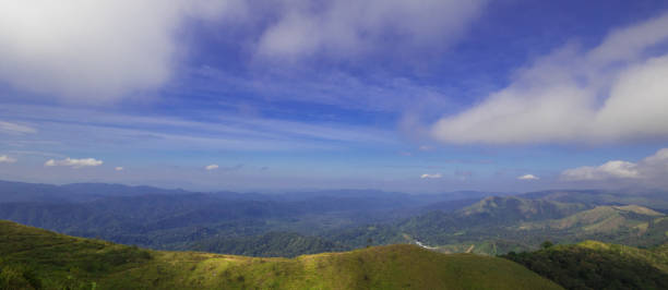 der berg mit dem blauen himmel - sunrise tranquil scene blue plateau stock-fotos und bilder