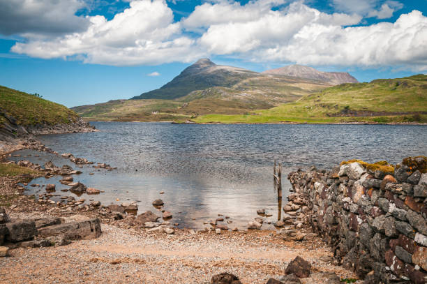 loch assynt and quinag - loch assynt fotos imagens e fotografias de stock