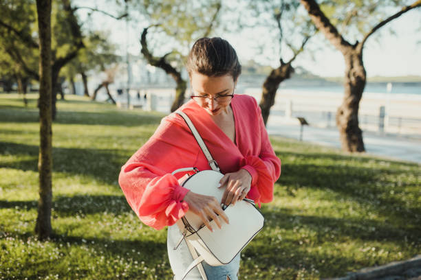 jovem procurando em sua bolsa - perdidos e achados - fotografias e filmes do acervo