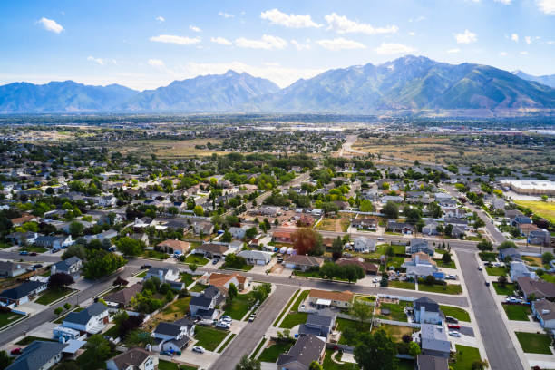 suburban utah neighborhood aerial view - mountain range utah sky mountain imagens e fotografias de stock