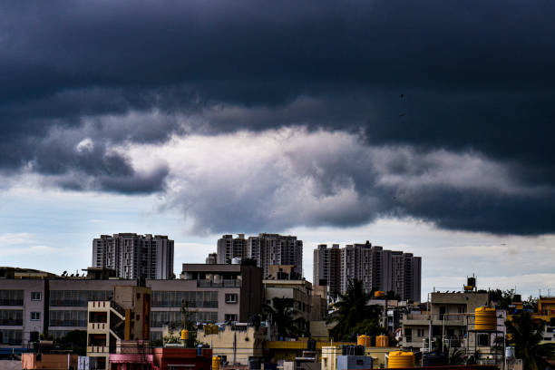 ciudad y nubes - india bangalore contemporary skyline fotografías e imágenes de stock