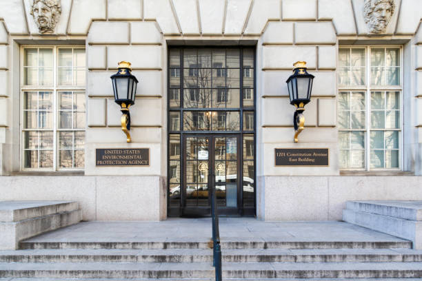 einer der eingänge des hauptquartiers der us-umweltbehörde (epa) in washington d.c., usa. - national landmark editorial color image horizontal stock-fotos und bilder