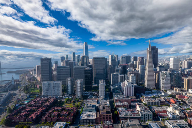 vue aérienne de l’horizon de san francisco - financial district photos et images de collection