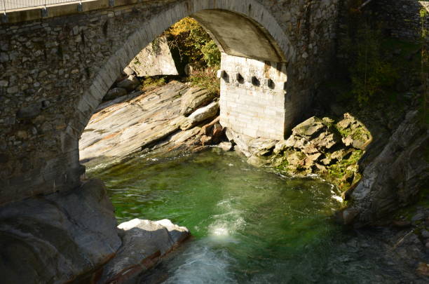 swiss alps valley with river between rocks and trees and leaves, ticino valle maggia, maggiatal - riverbed switzerland valley stone imagens e fotografias de stock