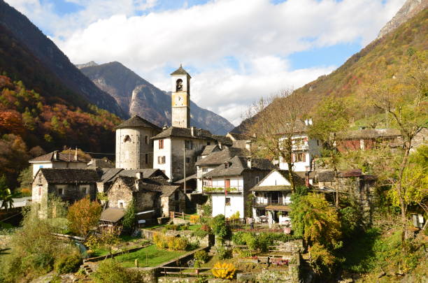 beautiful village at swiss alps valley, ticino valle maggia, maggiatal - riverbed switzerland valley stone imagens e fotografias de stock