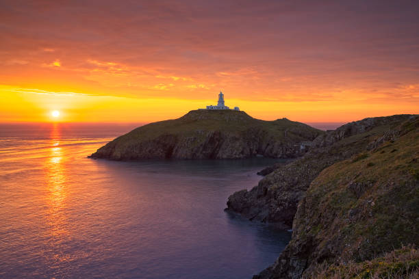 coucher de soleil de strumble head - wales south wales coastline cliff photos et images de collection