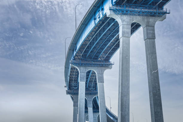 il ponte curvo di coronado a san diego, california - construction bridge below concrete foto e immagini stock