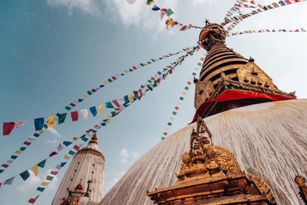 templo de katmandú desde un ángulo bajo - swayambhunath fotografías e imágenes de stock