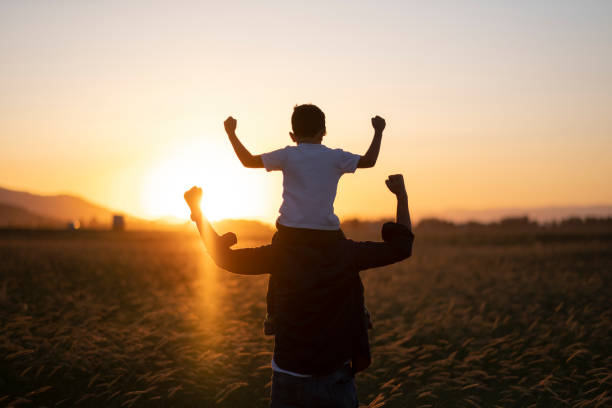 папа и сын на открытом воздухе - togetherness expressing positivity father son стоковые фото и изображения