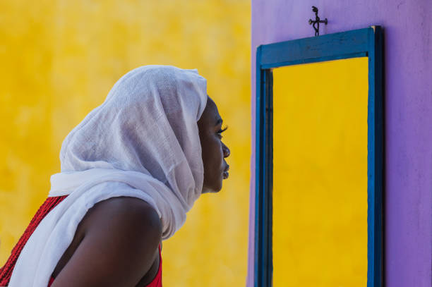 mujer africana de ghana de pie frente a un espejo - veil women black beauty fotografías e imágenes de stock