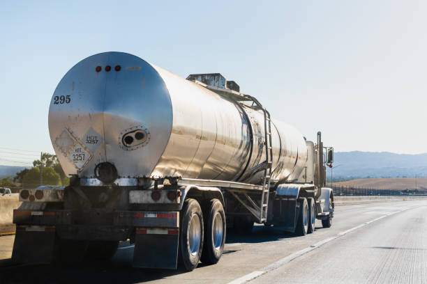 cysterna jadąca autostradą - fuel tanker zdjęcia i obrazy z banku zdjęć