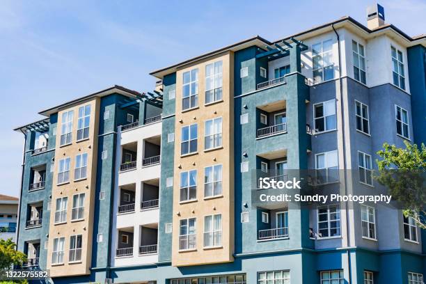 Exterior View Of Modern Apartment Building Offering Luxury Rental Units In Silicon Valley Sunnyvale San Francisco Bay Area California Stock Photo - Download Image Now