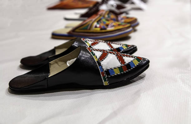 모로코 슬리퍼 숍 - craft market morocco shoe 뉴스 사진 이미지