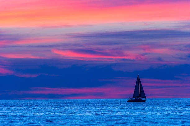 サンセット オーシャン ヨット 夕暮れ - セーリング 写真 ストックフォトと画像