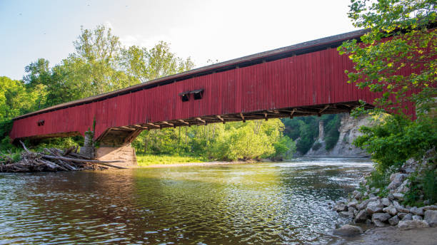 Deer's Mill Covered Bridge Deer's Mill Covered Bridge crossing the Sugar Creek in Montgomery County, Indiana. At a length of 275 feet, the Burr arch-truss construction features 2 arches. It was built in 1878 by Joseph J Daniels indiana covered bridge stock pictures, royalty-free photos & images