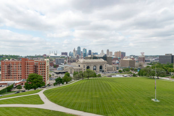 horizonte da cidade central de kansas city missouri retirado do memorial da primeira guerra mundial - kansas city missouri fountain missouri union station kansas city - fotografias e filmes do acervo