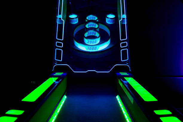 skee ball jeu et cibles dans une arcade sombre - skee ball photos et images de collection