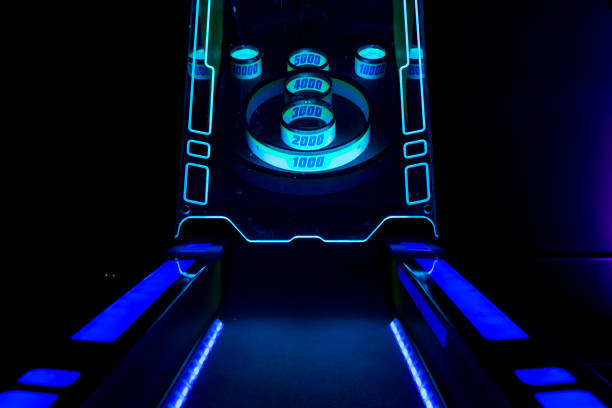 skee ball game e targets in a dark arcade - led toys - fotografias e filmes do acervo