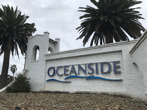 Señal de bienvenida pública de Oceanside California photo
