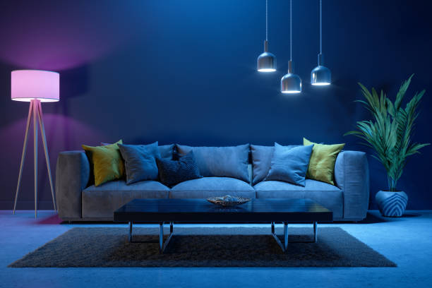 wohnzimmer-interieur bei nacht mit sofa, stehlampe, topfpflanzen und neonbeleuchtung - led lamp stock-fotos und bilder