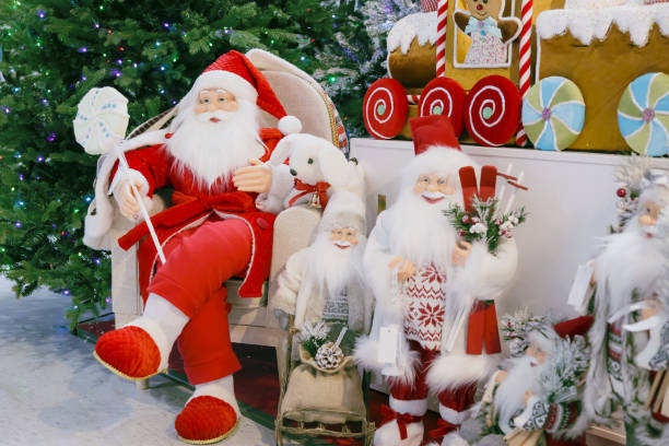 juguetes festivos de navidad y año nuevo santa claus en un escaparate - window display toy store store christmas fotografías e imágenes de stock