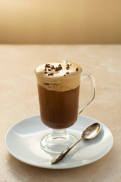 taza de vidrio de bebida fría de café con helado - latté cafe macchiato cappuccino cocoa fotografías e imágenes de stock