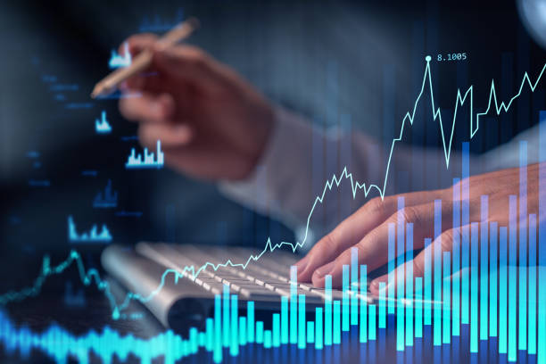 hände tippen die tastatur, um aktienmarkt zu erforschen, um die richtigen anlagelösungen zu gehen. internethandel und vermögensverwaltungskonzept. formaler verschleiß. hologramm forex diagramm über nahaufnahme. - risk management stock-fotos und bilder