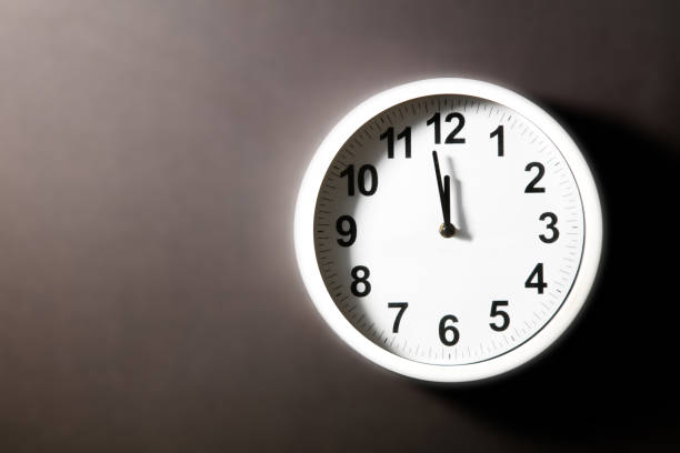 настенные часы с цифрами на лице часов с копировальной площадью - doomsday clock стоковые фото и изображения