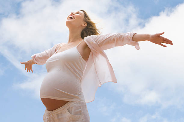 mujer embarazada con brazos out - arms raised arms outstretched sky human arm fotografías e imágenes de stock