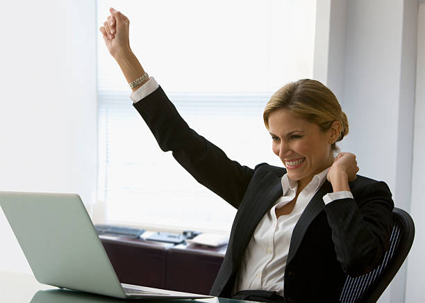 donna d'affari con laptop tifo - businesswoman business cheering women foto e immagini stock