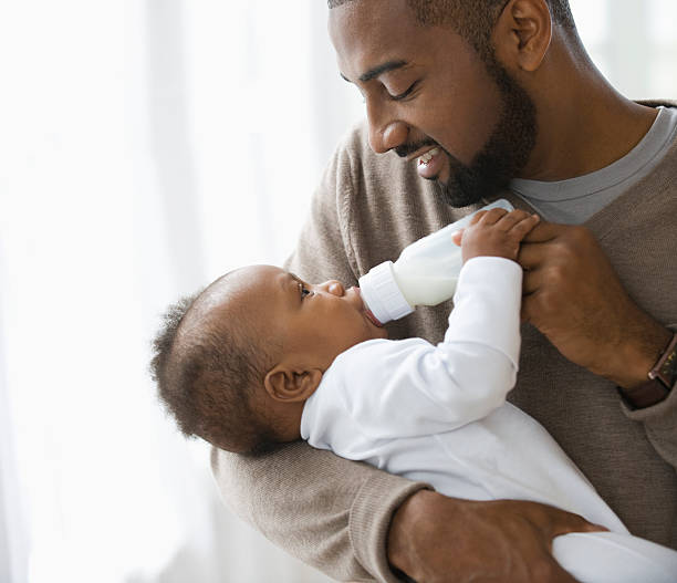 padre hijo de alimentación - padre soltero fotografías e imágenes de stock