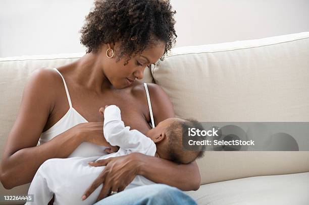 Foto de Filho De Mãe Nursing e mais fotos de stock de Amamentação - Amamentação, Mãe, Bebê