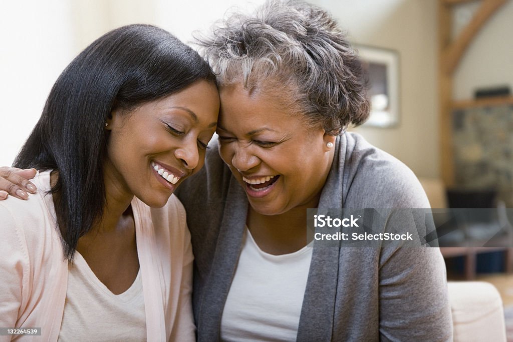 Mãe e filha riem - Foto de stock de Filha royalty-free