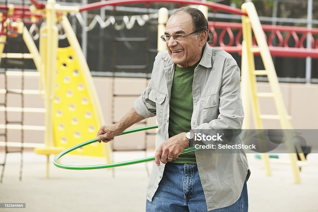 Anziani uomo con Hoola hoop - Foto stock royalty-free di Cerchio di plastica