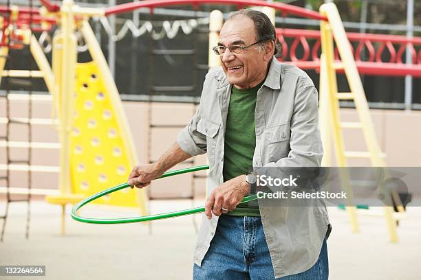 Anziani Uomo Con Hoola Hoop - Fotografie stock e altre immagini di Cerchio di plastica - Cerchio di plastica, Uomini, Vitalità