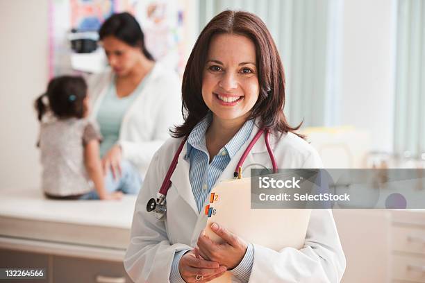 Porträt Des Weiblichen Arzt Mit Patienten Im Hintergrund Stockfoto und mehr Bilder von Portrait-Nahaufnahme