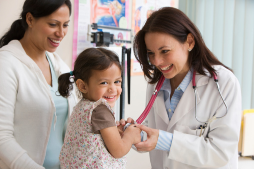 Niño y niña sonriente médico examina photo