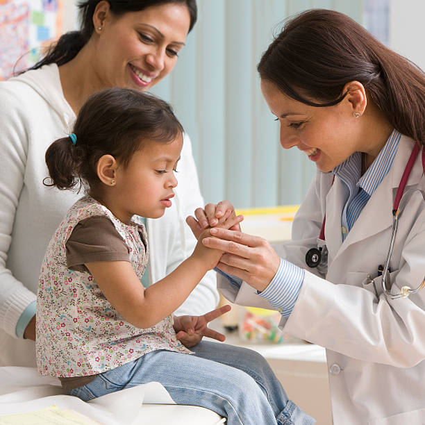 docteur examiné enfant fille s finger - preschooler child offspring purity photos et images de collection