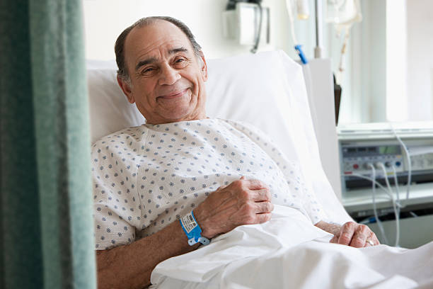 anziani uomo in ospedale letto - braccialetto di identificazione foto e immagini stock