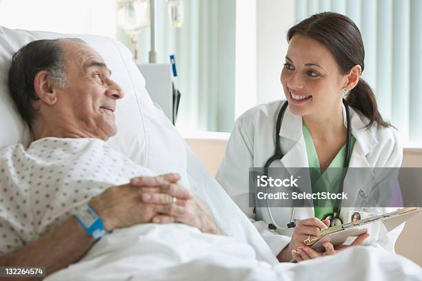 Hospital Médico A Verificar Mais Homem - Fotografias de stock e mais imagens de Hospital - Hospital, Paciente, Cama