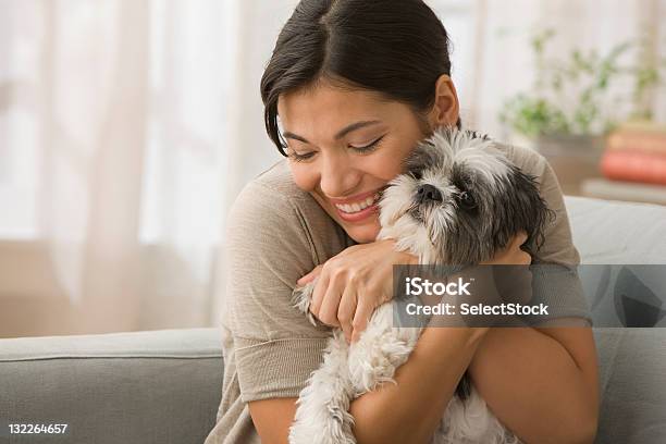 Jovem Mulher Cão Abraçar - Fotografias de stock e mais imagens de Cão - Cão, Mulheres, Só Uma Mulher