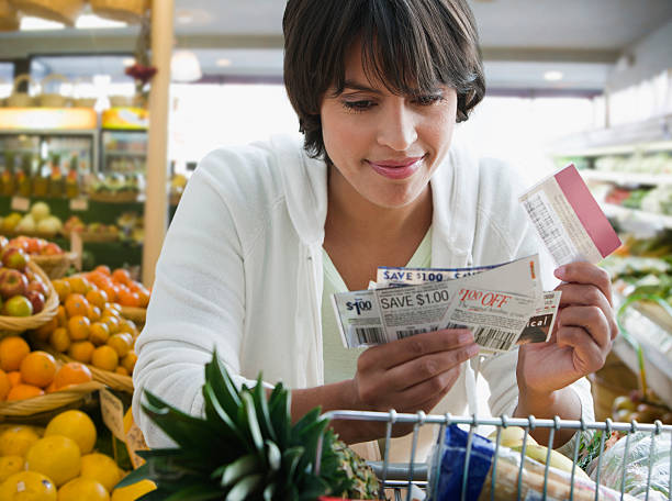 mulher com cupons de compras - coupon - fotografias e filmes do acervo