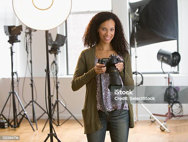 Weibliche Fotografen Im Studio Stockfoto und mehr Bilder von 25-29 Jahre - 25-29 Jahre, Arbeiten, Ausrüstung und Geräte