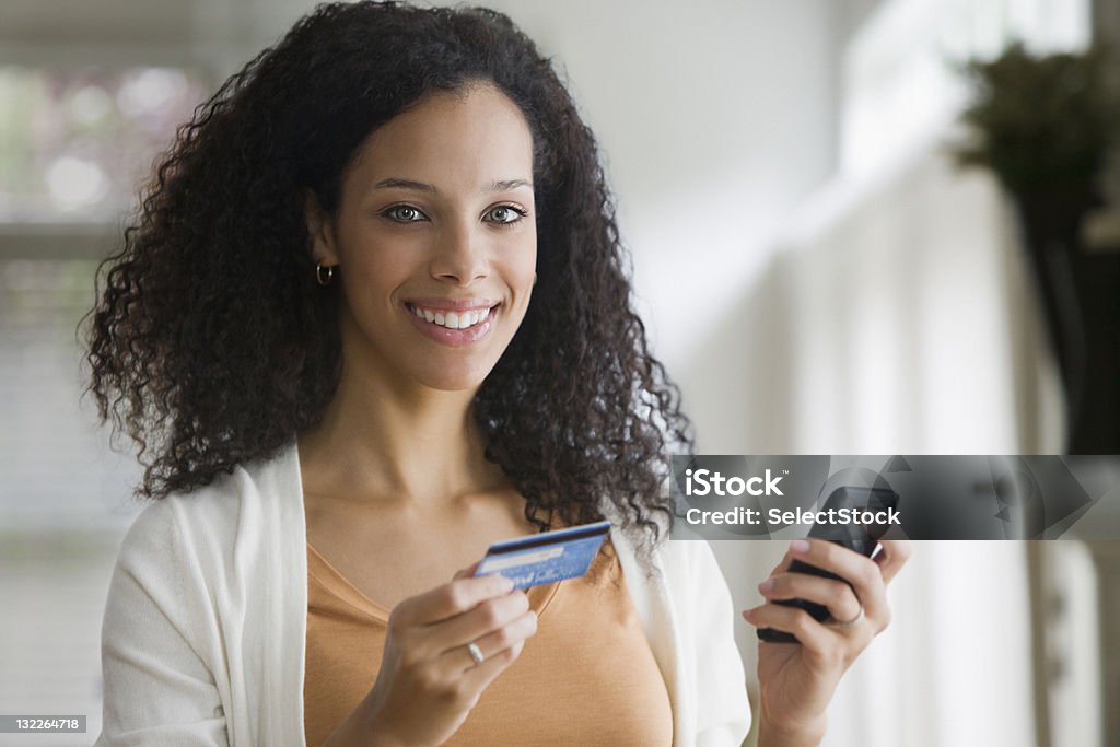 Jeune femme et téléphone portable avec carte de crédit - Photo de Carte de crédit libre de droits