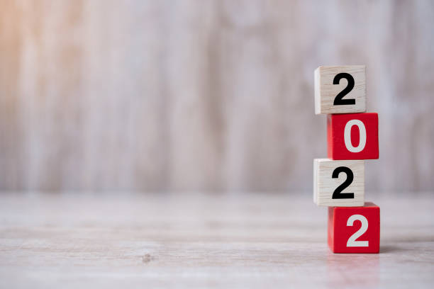 2022 holzwürfelblock auf tischhintergrund. lösung, strategie, lösung, ziel, business und neujahr neu-you und urlaubskonzepte - year block cube new years eve stock-fotos und bilder