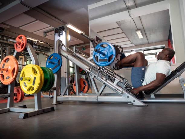 exercice de presse de jambe. - men weight training african descent male photos et images de collection